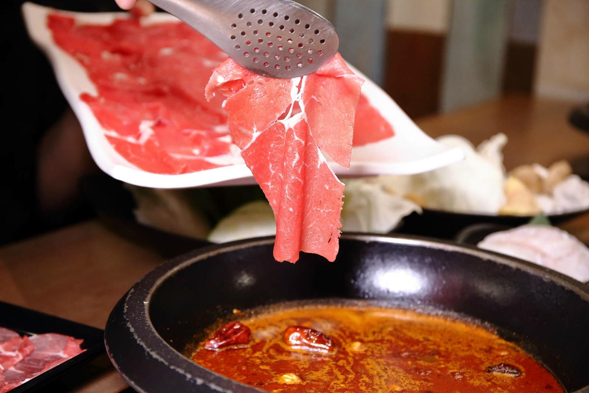 肉多多最強的不只肉蛋糕?火鍋控必點2大鍋物!70多種自助吧吃