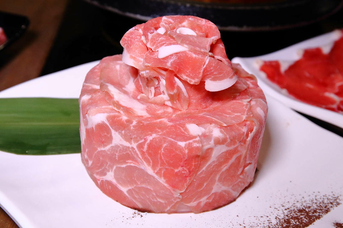 肉多多最強的不只肉蛋糕?火鍋控必點2大鍋物!70多種自助吧吃