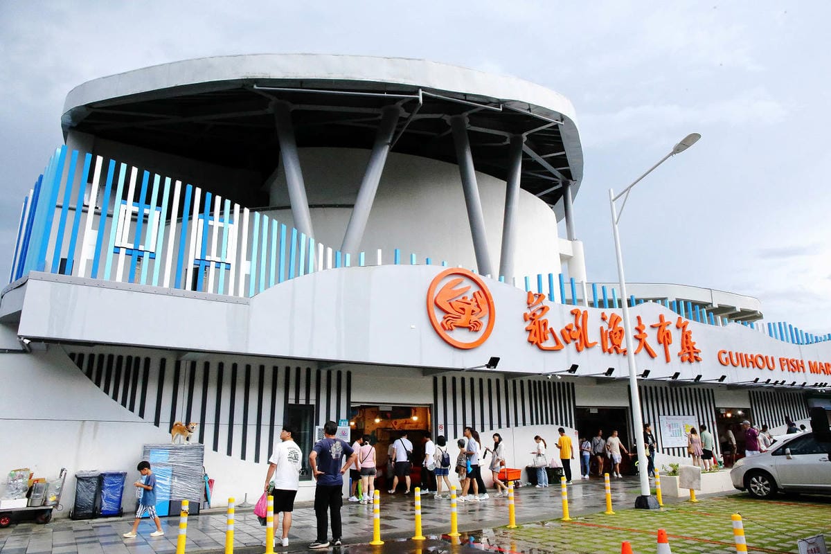 全新龜吼漁夫市集，一樓32攤生鮮攤位、二樓12家代客料理餐廳