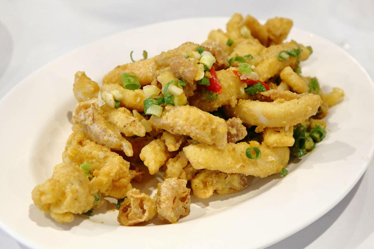 全新龜吼漁夫市集，一樓32攤生鮮攤位、二樓12家代客料理餐廳