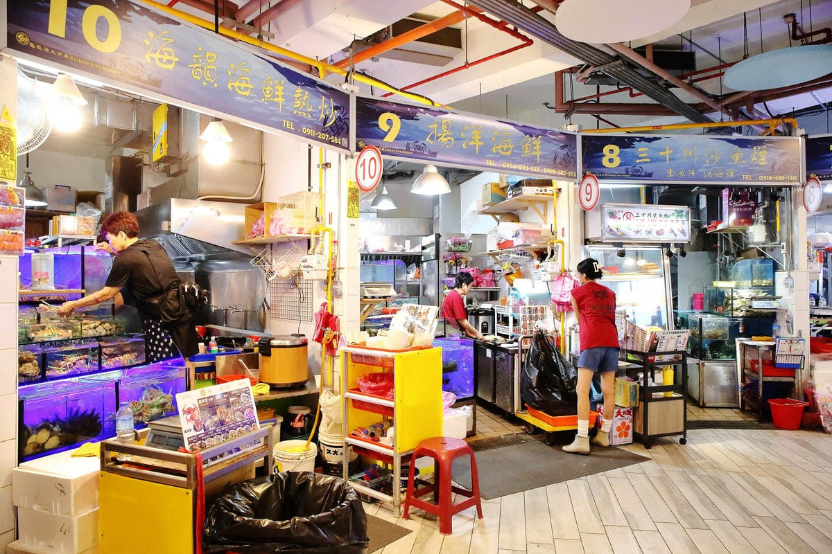 全新龜吼漁夫市集，一樓32攤生鮮攤位、二樓12家代客料理餐廳