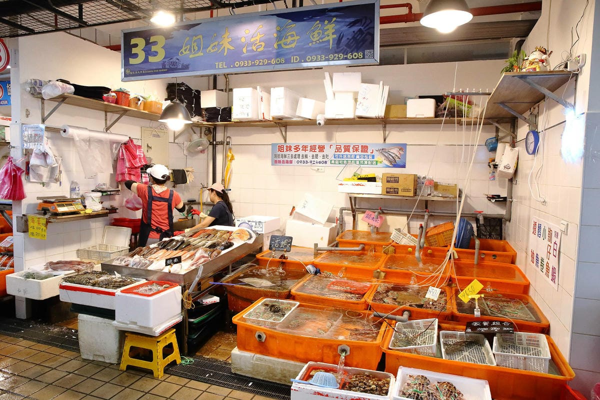 全新龜吼漁夫市集，一樓32攤生鮮攤位、二樓12家代客料理餐廳