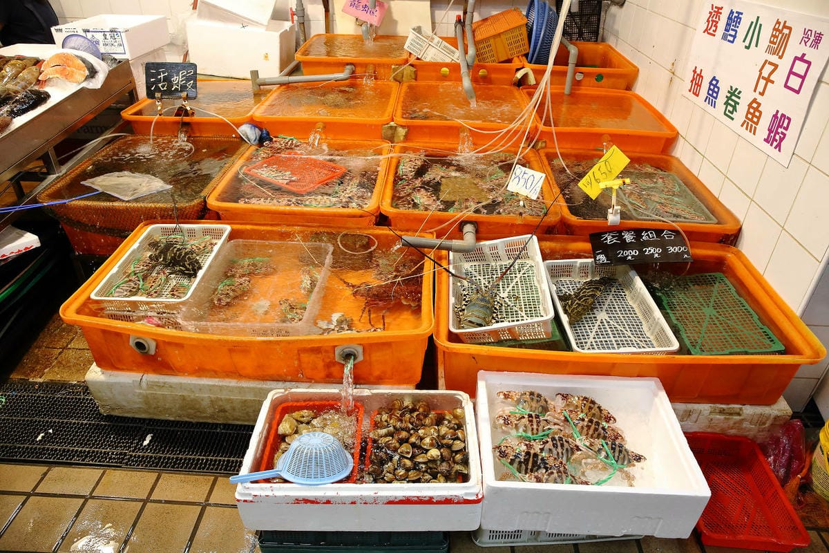 全新龜吼漁夫市集，一樓32攤生鮮攤位、二樓12家代客料理餐廳