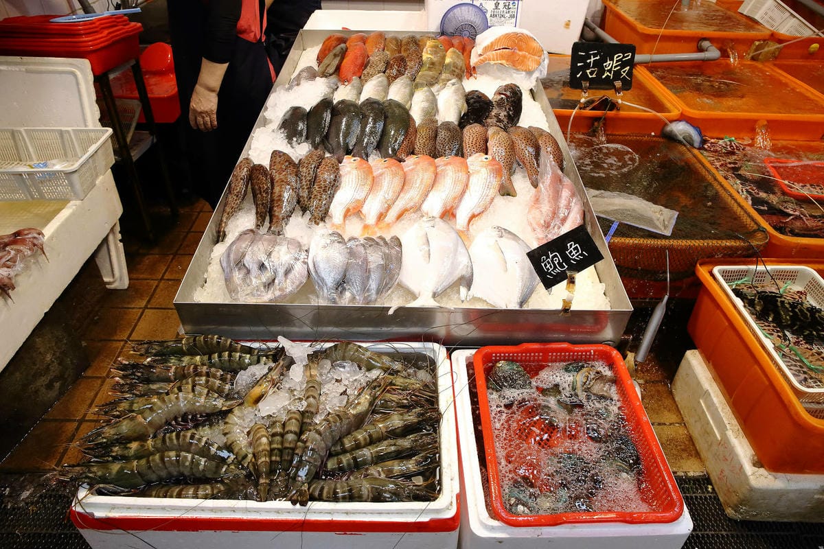 全新龜吼漁夫市集，一樓32攤生鮮攤位、二樓12家代客料理餐廳