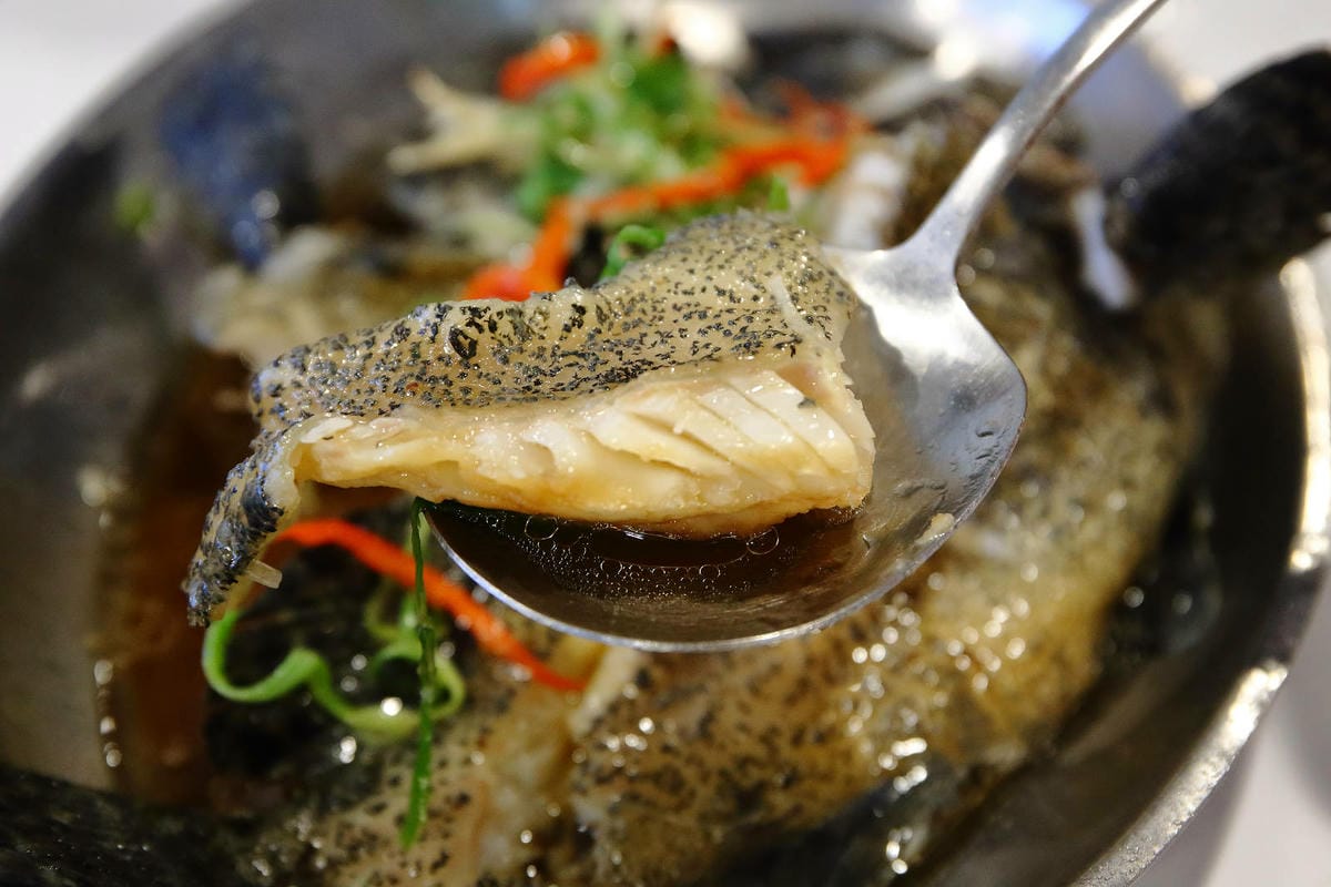 全新龜吼漁夫市集，一樓32攤生鮮攤位、二樓12家代客料理餐廳