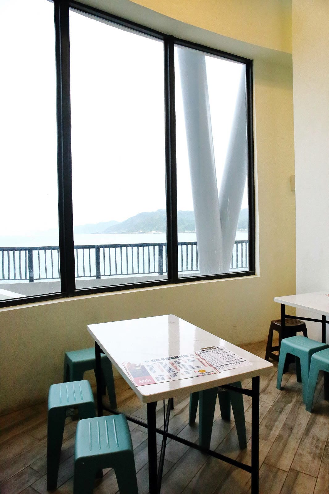 全新龜吼漁夫市集，一樓32攤生鮮攤位、二樓12家代客料理餐廳