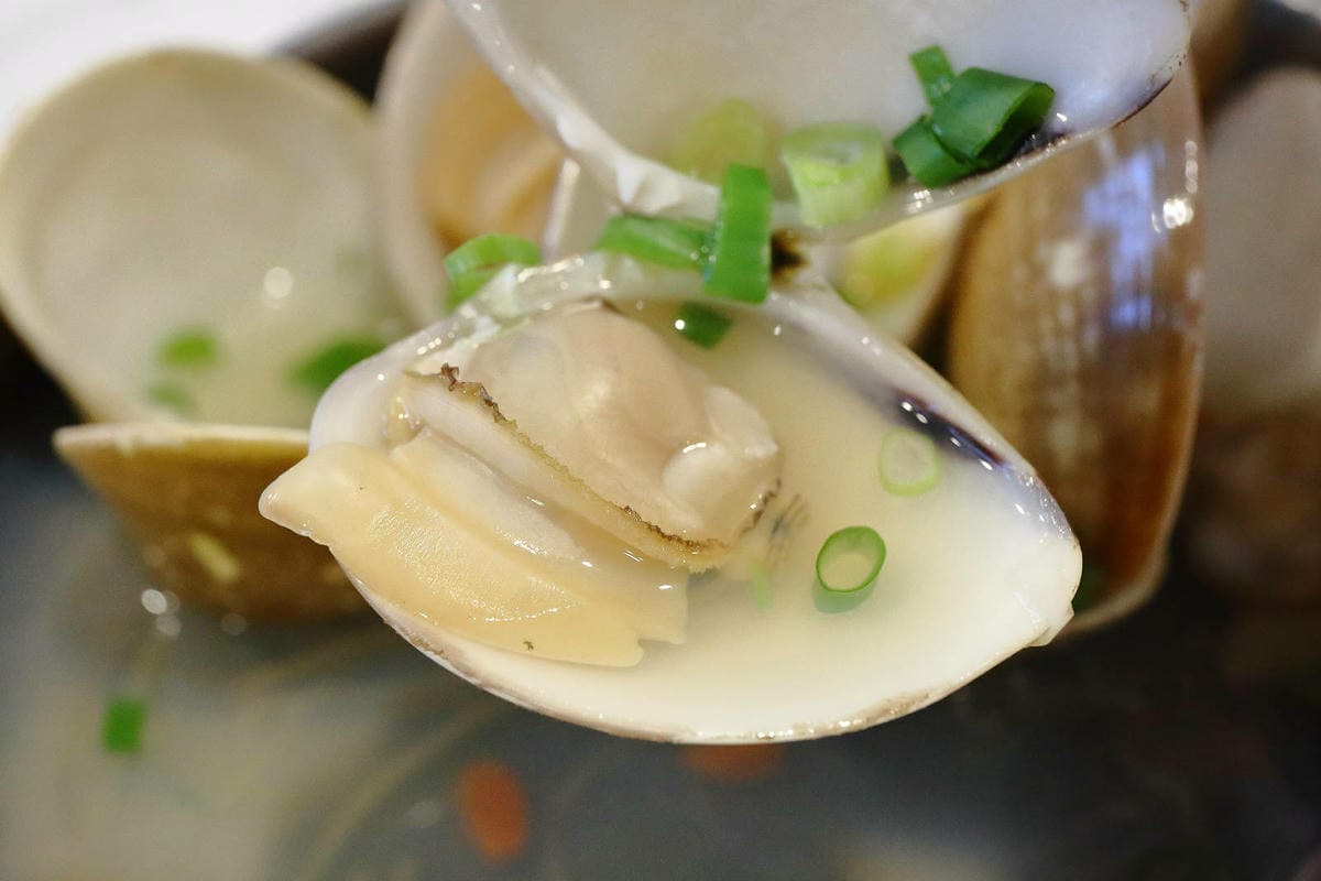 全新龜吼漁夫市集，一樓32攤生鮮攤位、二樓12家代客料理餐廳