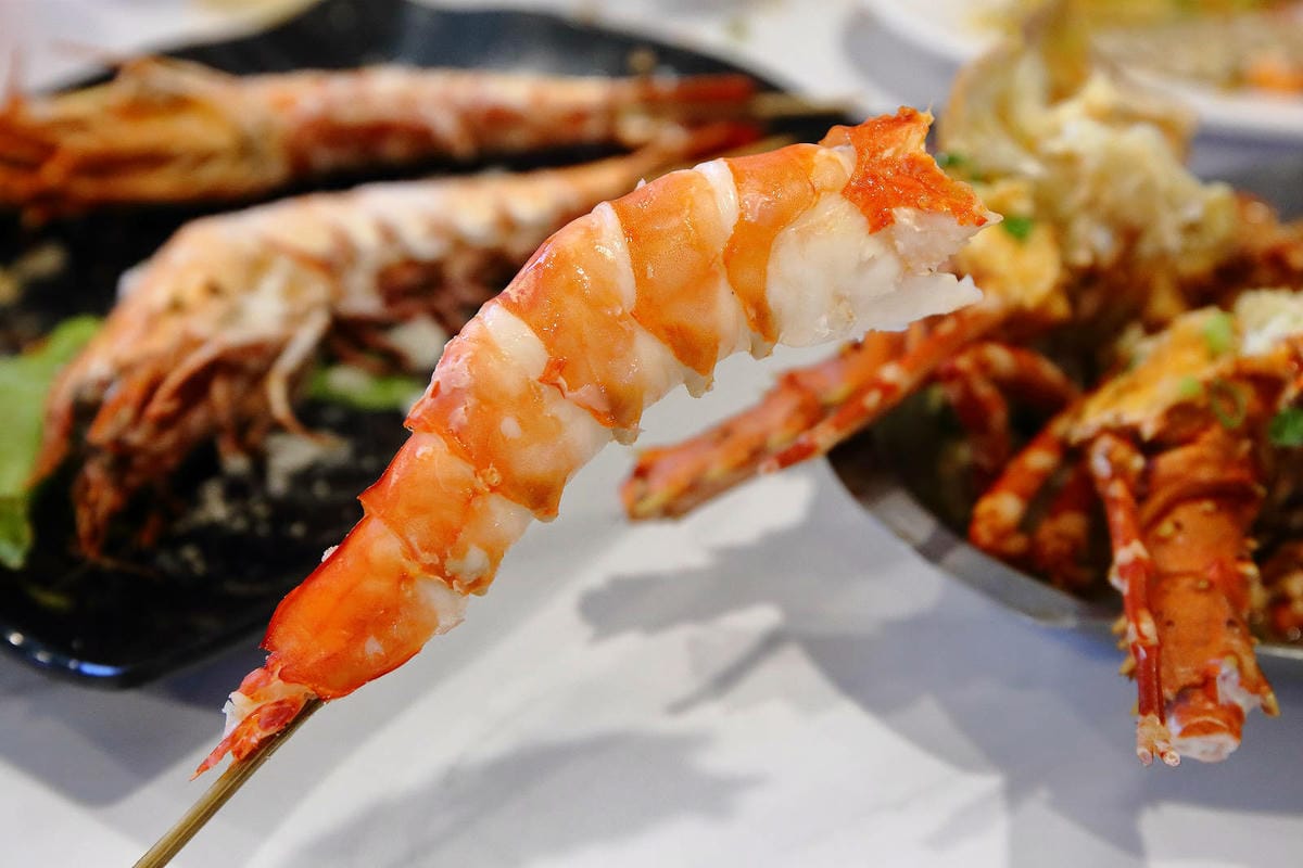 全新龜吼漁夫市集，一樓32攤生鮮攤位、二樓12家代客料理餐廳