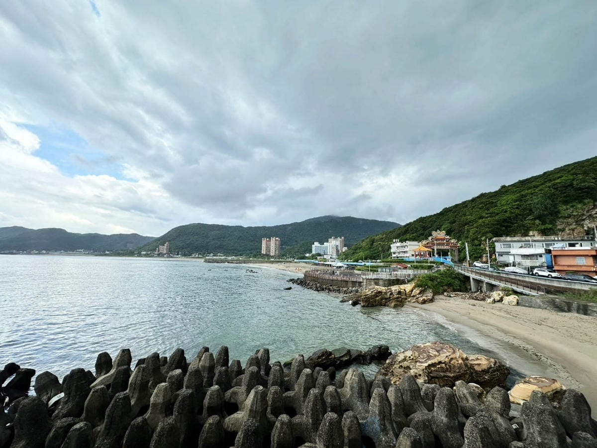 全新龜吼漁夫市集，一樓32攤生鮮攤位、二樓12家代客料理餐廳