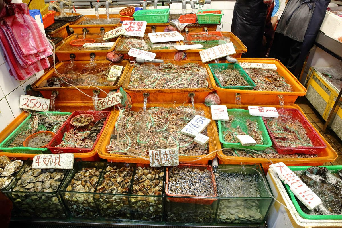 全新龜吼漁夫市集，一樓32攤生鮮攤位、二樓12家代客料理餐廳