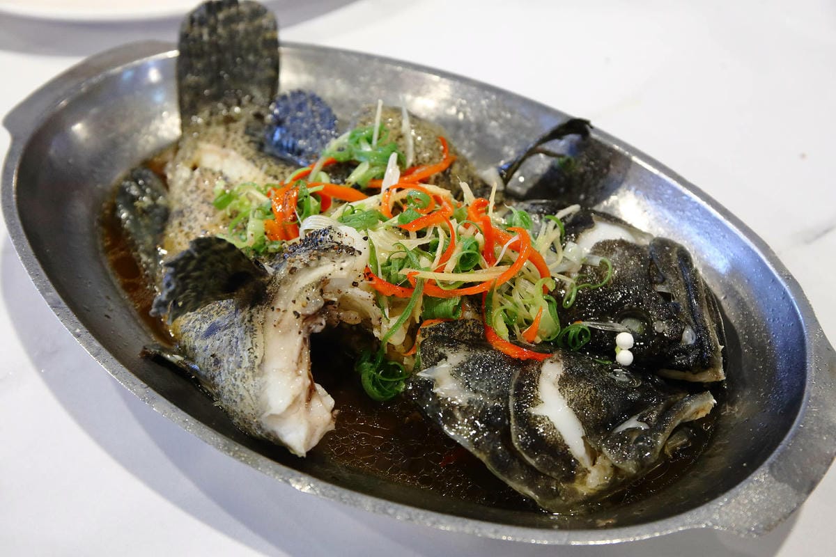 全新龜吼漁夫市集，一樓32攤生鮮攤位、二樓12家代客料理餐廳