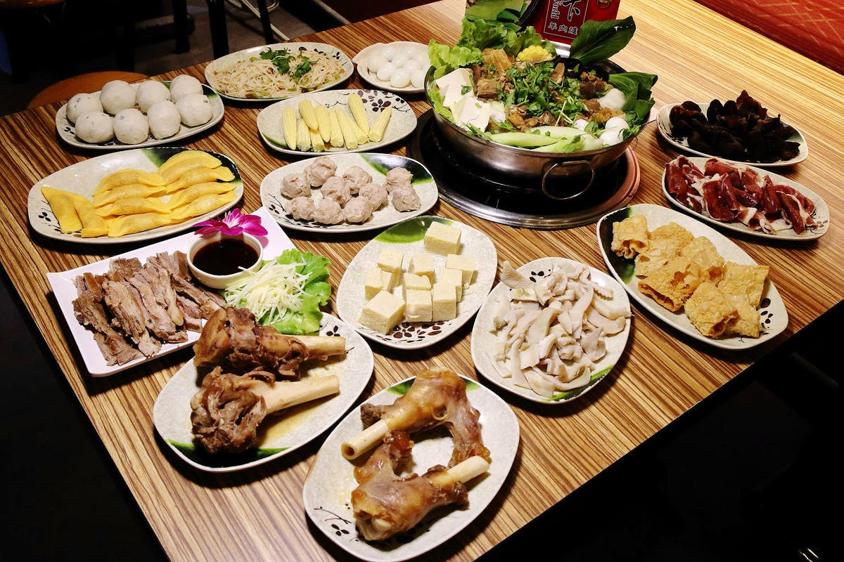 蘆洲必吃羊肉爐高CP值首選!名羊天下羊肉爐-蘆洲三民店,湯頭