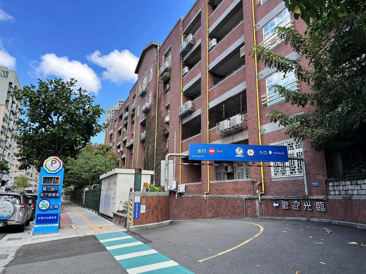 蘆洲小火鍋推薦「逸小鍋鍋物蘆洲店」百元小火鍋自助吧吃到飽!爽