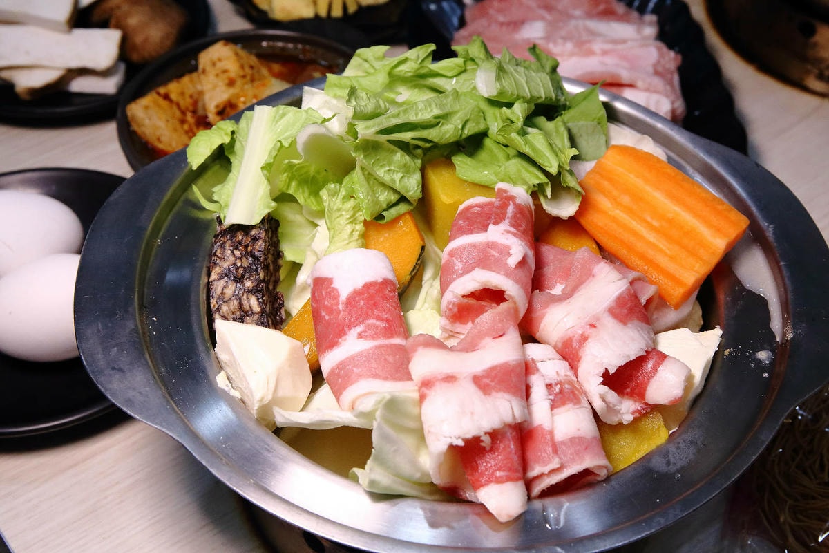 蘆洲小火鍋推薦「逸小鍋鍋物蘆洲店」百元小火鍋自助吧吃到飽!爽