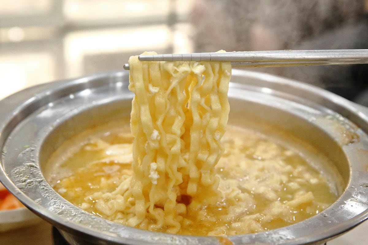 蘆洲小火鍋推薦「逸小鍋鍋物蘆洲店」百元小火鍋自助吧吃到飽!爽