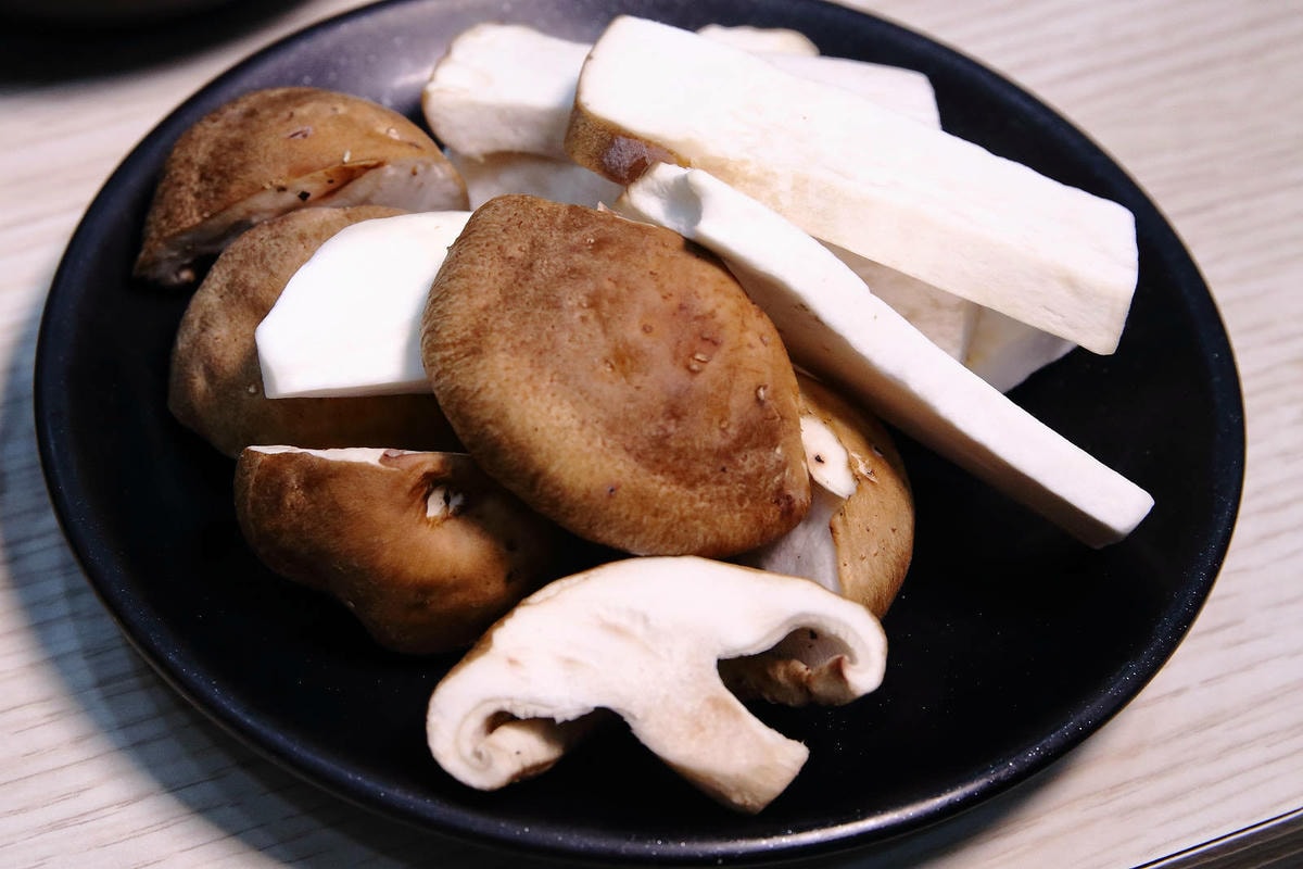 蘆洲小火鍋推薦「逸小鍋鍋物蘆洲店」百元小火鍋自助吧吃到飽!爽