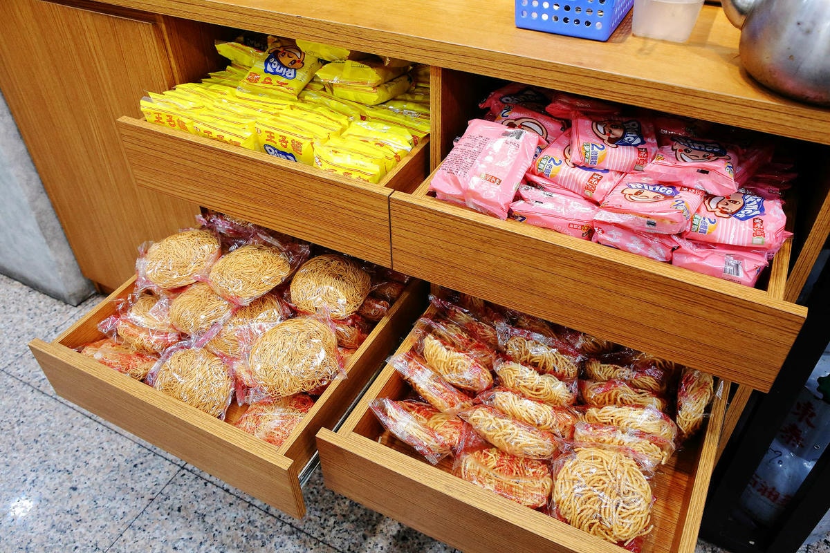 蘆洲小火鍋推薦「逸小鍋鍋物蘆洲店」百元小火鍋自助吧吃到飽!爽