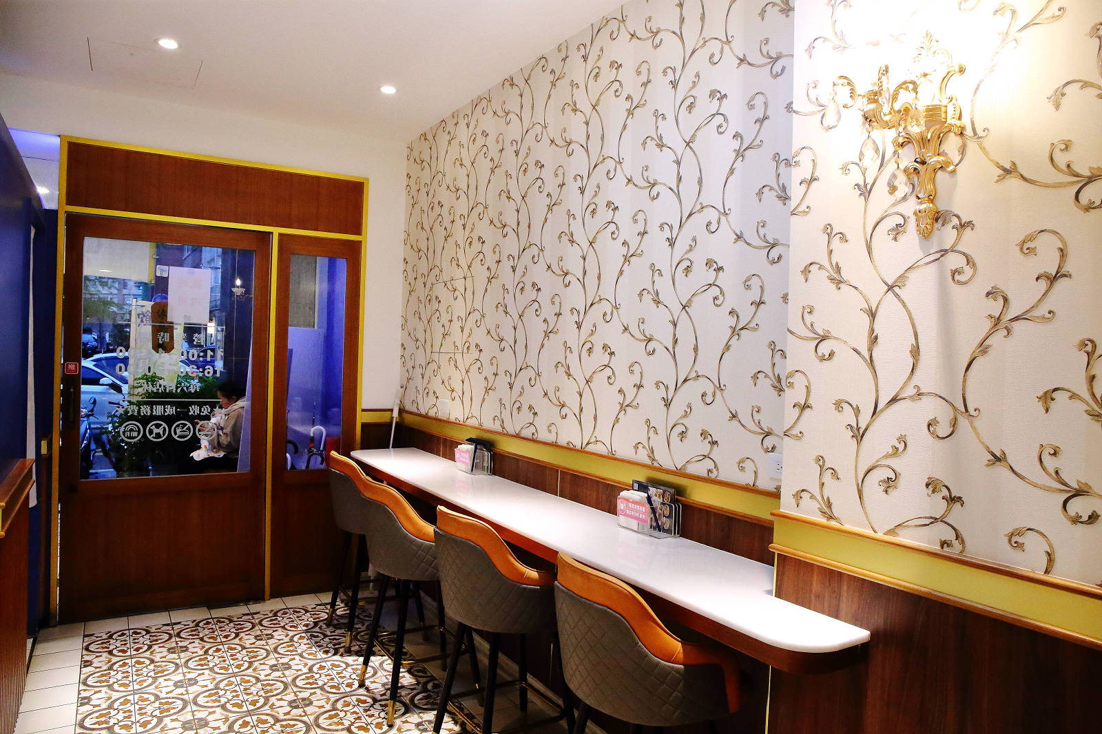 茶自點便當店南崁店，第一家結合「手搖飲」跟「便當」的快餐店！佛系便當滿到蓋不住，買便當還送手搖茶，外食族必收！