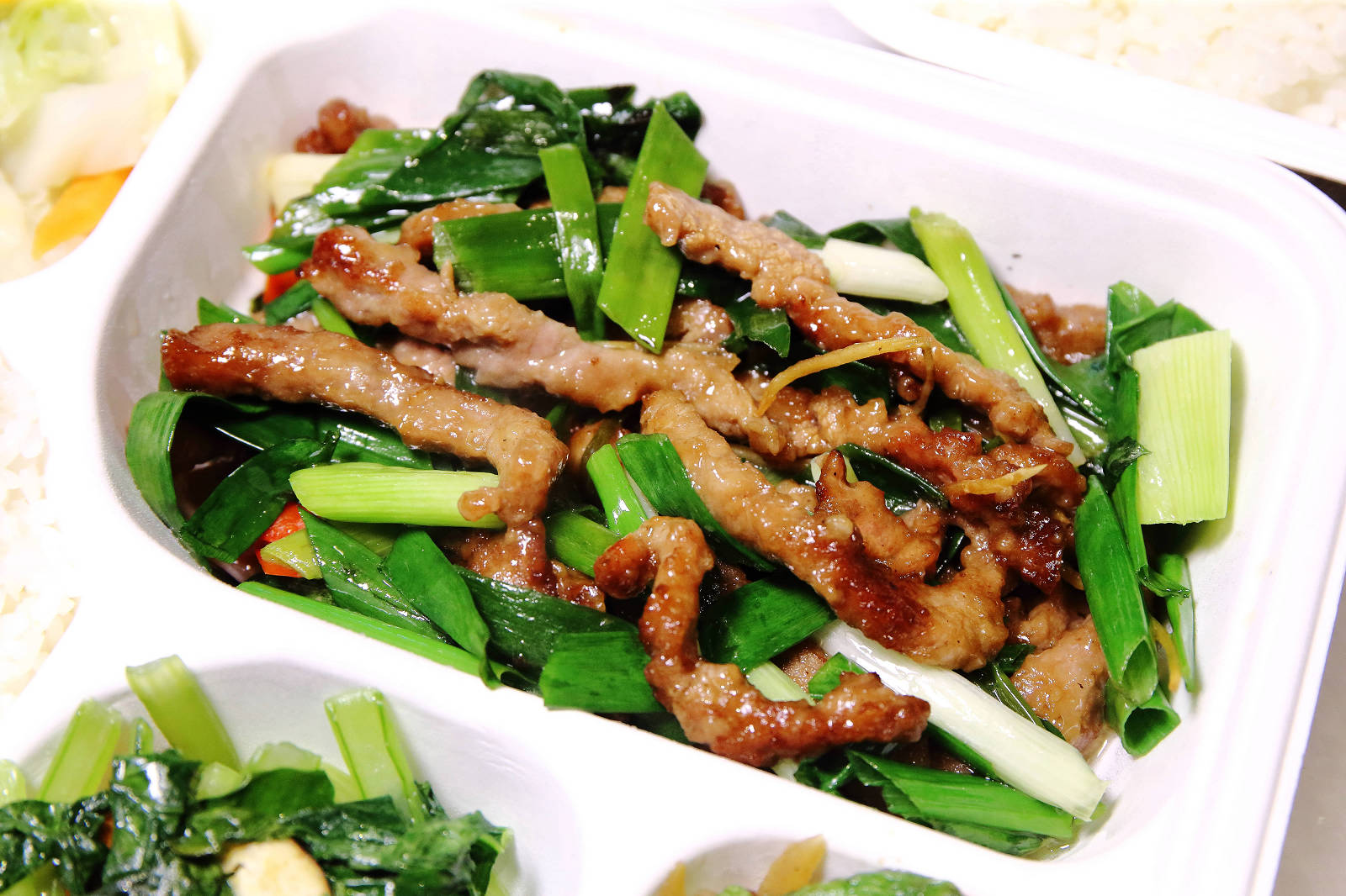 茶自點便當店南崁店，第一家結合「手搖飲」跟「便當」的快餐店！佛系便當滿到蓋不住，買便當還送手搖茶，外食族必收！