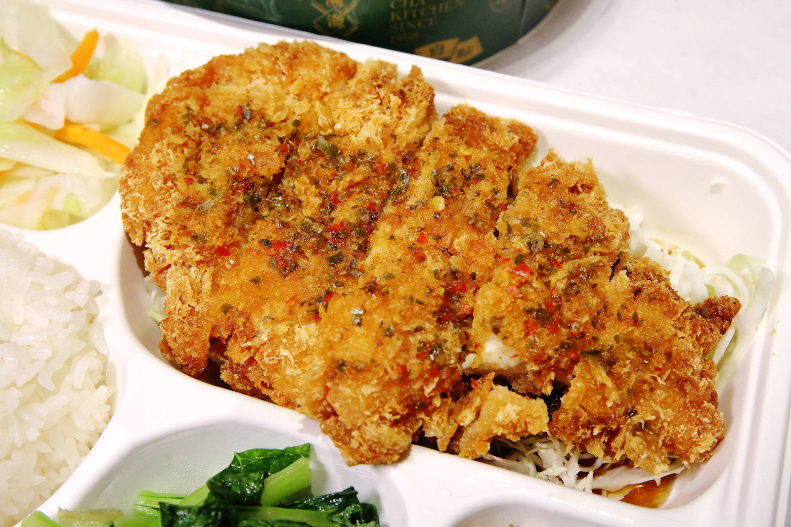 茶自點便當店南崁店，第一家結合「手搖飲」跟「便當」的快餐店！佛系便當滿到蓋不住，買便當還送手搖茶，外食族必收！