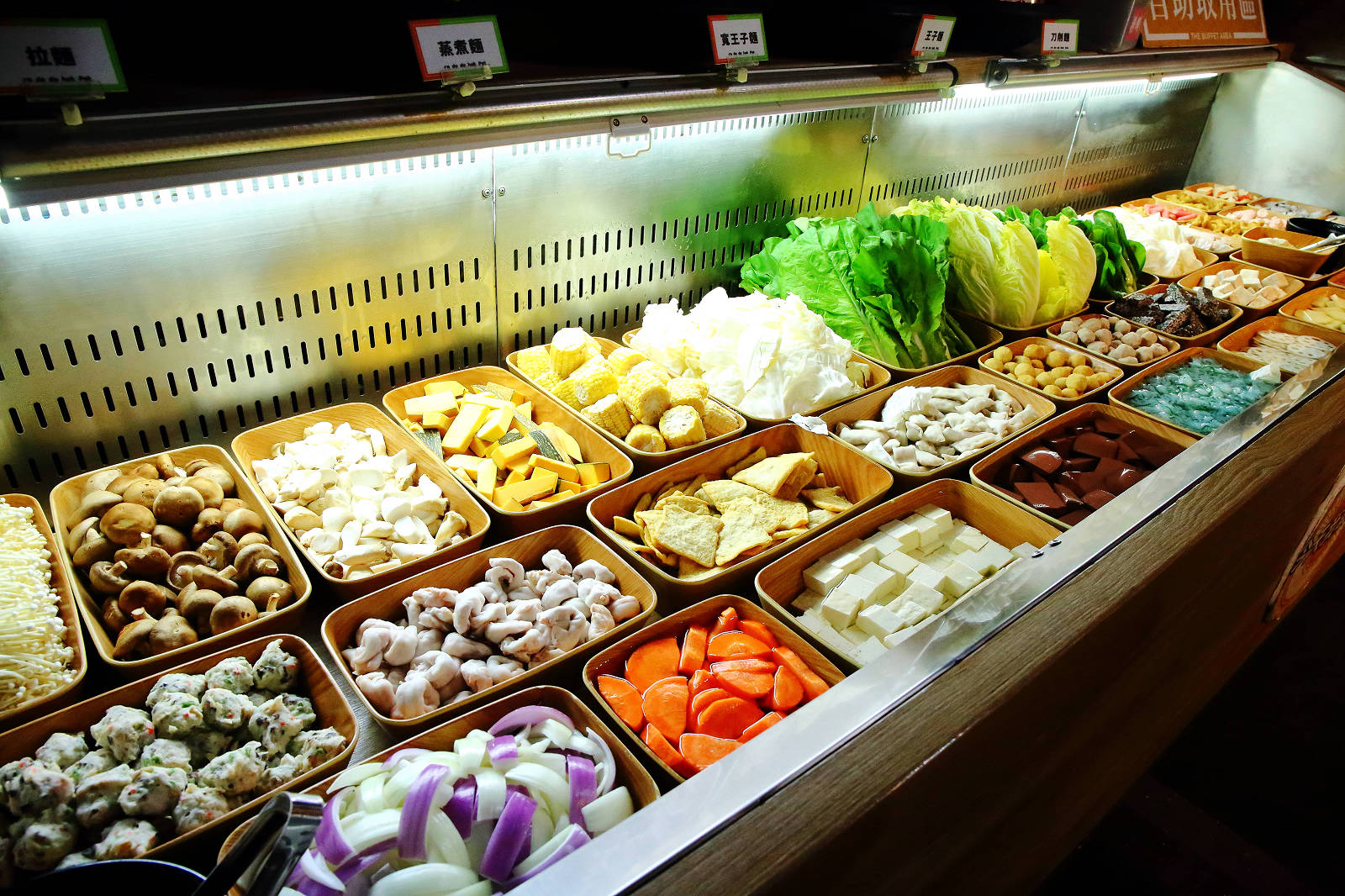 肉多多火鍋全台！全天候！平假日不限時！輕量級套餐299元起，蔬食自助吧吃到飽，CP值超高！(西門店、淡水店例假日除外，湯底、服務費另計)