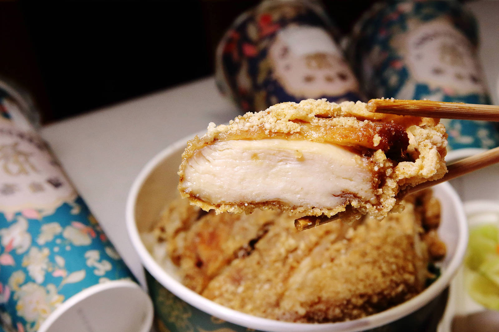 茶自點便當店南崁店，第一家結合「手搖飲」跟「便當」的快餐店！佛系便當滿到蓋不住，買便當還送手搖茶，外食族必收！