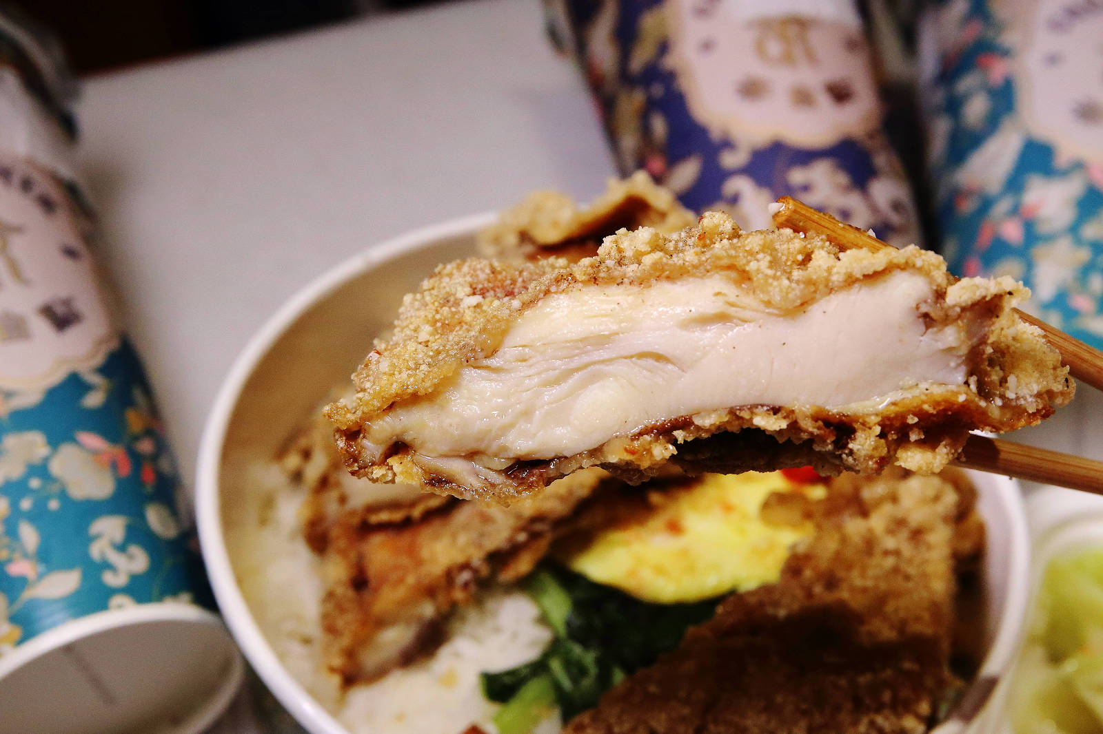 茶自點便當店南崁店，第一家結合「手搖飲」跟「便當」的快餐店！佛系便當滿到蓋不住，買便當還送手搖茶，外食族必收！