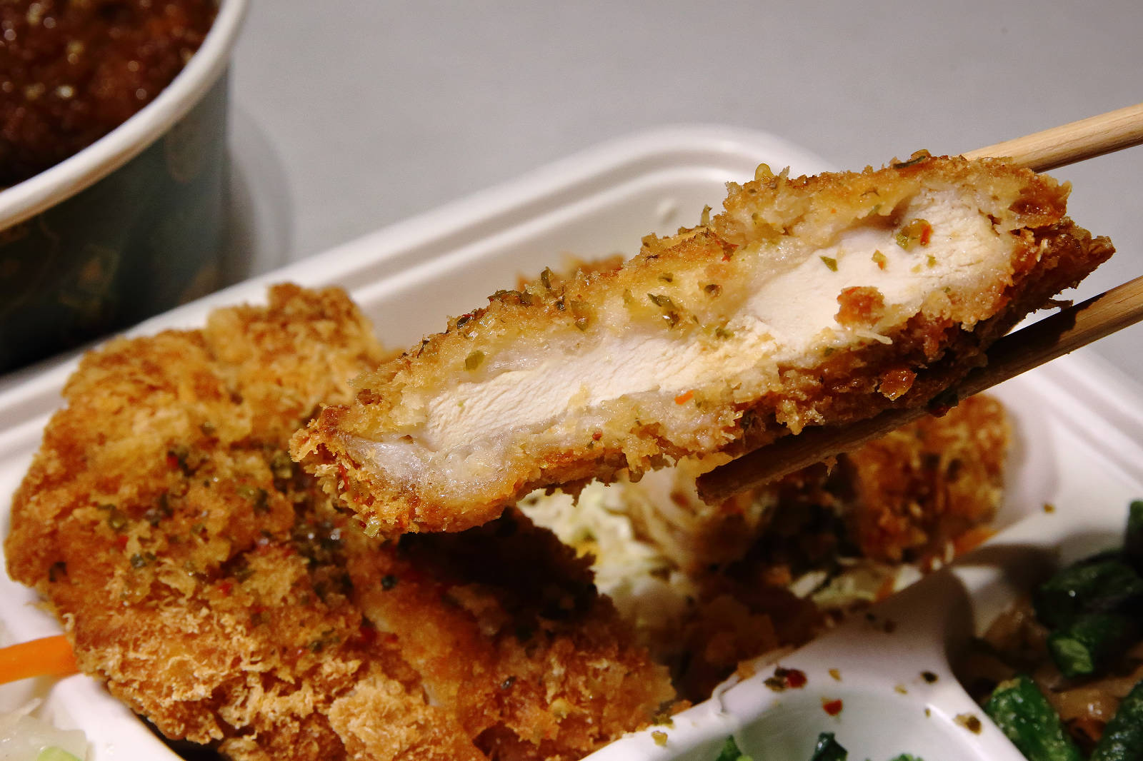 茶自點便當店南崁店，第一家結合「手搖飲」跟「便當」的快餐店！佛系便當滿到蓋不住，買便當還送手搖茶，外食族必收！