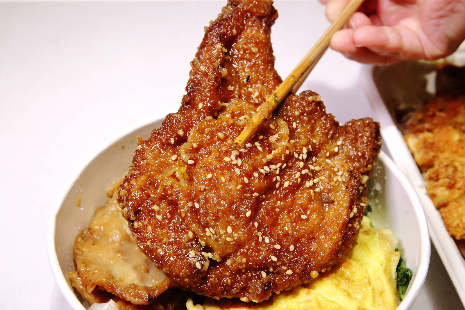 茶自點便當店南崁店，第一家結合「手搖飲」跟「便當」的快餐店！佛系便當滿到蓋不住，買便當還送手搖茶，外食族必收！