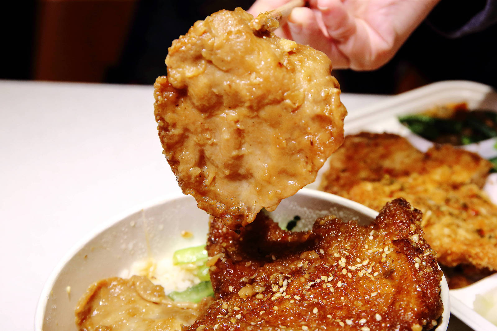 茶自點便當店南崁店，第一家結合「手搖飲」跟「便當」的快餐店！佛系便當滿到蓋不住，買便當還送手搖茶，外食族必收！