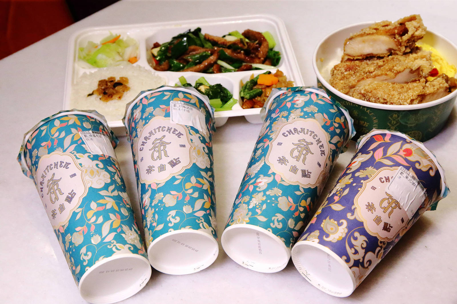 茶自點便當店南崁店，第一家結合「手搖飲」跟「便當」的快餐店！佛系便當滿到蓋不住，買便當還送手搖茶，外食族必收！