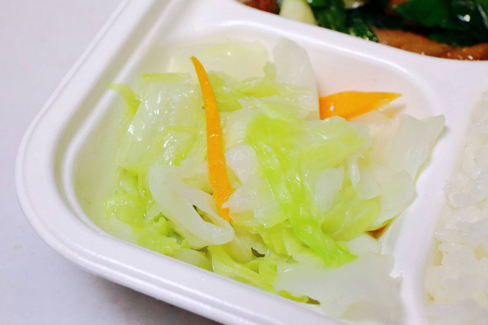 茶自點便當店南崁店，第一家結合「手搖飲」跟「便當」的快餐店！佛系便當滿到蓋不住，買便當還送手搖茶，外食族必收！