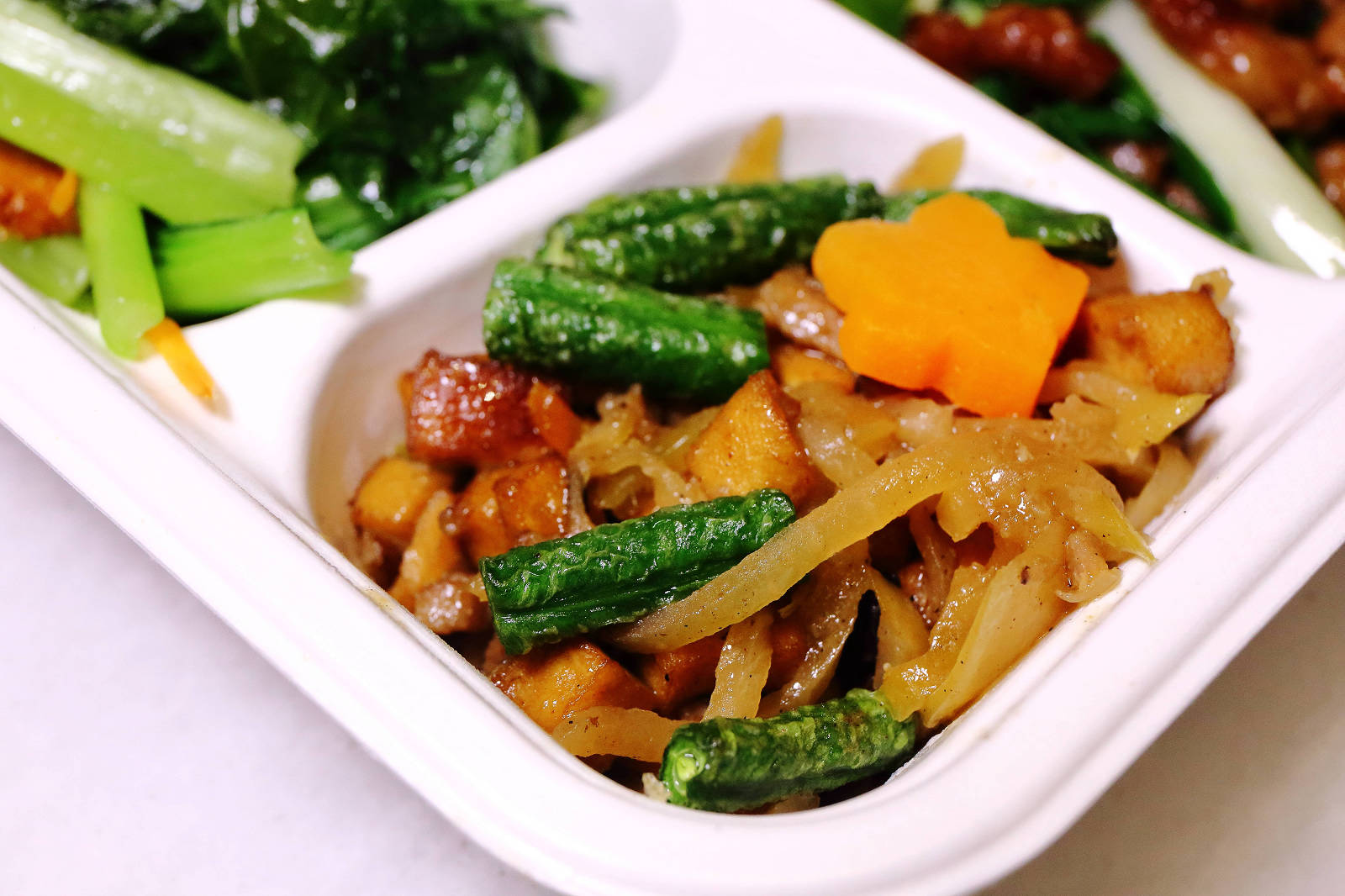 茶自點便當店南崁店，第一家結合「手搖飲」跟「便當」的快餐店！佛系便當滿到蓋不住，買便當還送手搖茶，外食族必收！