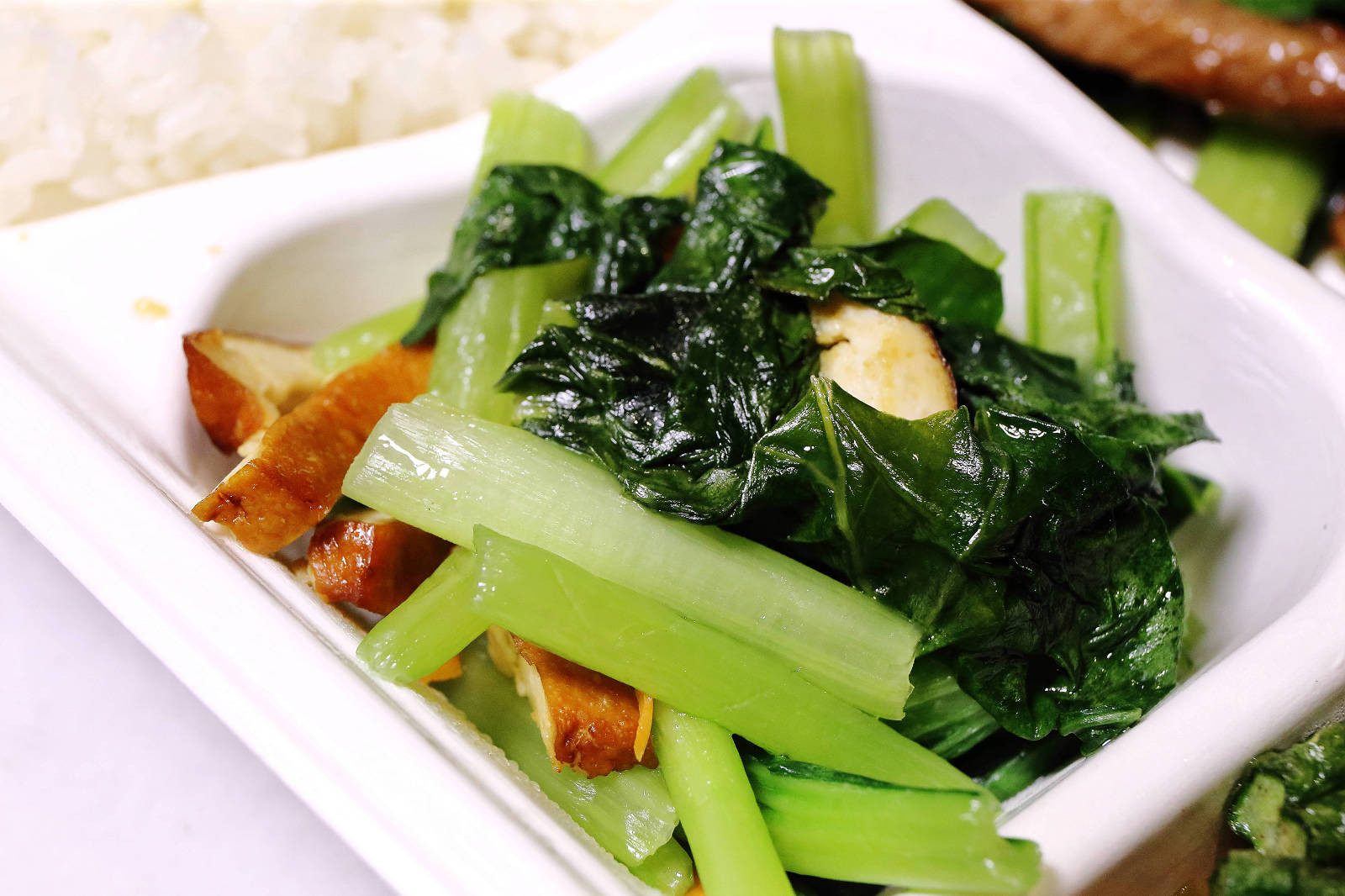 茶自點便當店南崁店，第一家結合「手搖飲」跟「便當」的快餐店！佛系便當滿到蓋不住，買便當還送手搖茶，外食族必收！