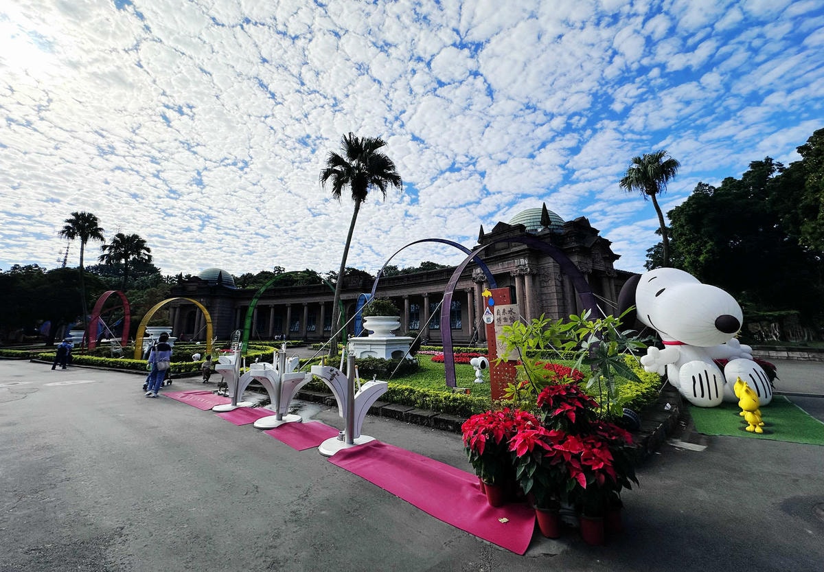 2025公館聖誕季登場!「史努比」和「糊塗塌客」驚喜現身自來 2025公館聖誕季登場!「史努比」和「糊塗塌客」驚喜現身自來