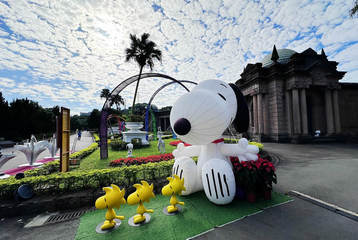 2025公館聖誕季登場!「史努比」和「糊塗塌客」驚喜現身自來 2025公館聖誕季登場!「史努比」和「糊塗塌客」驚喜現身自來