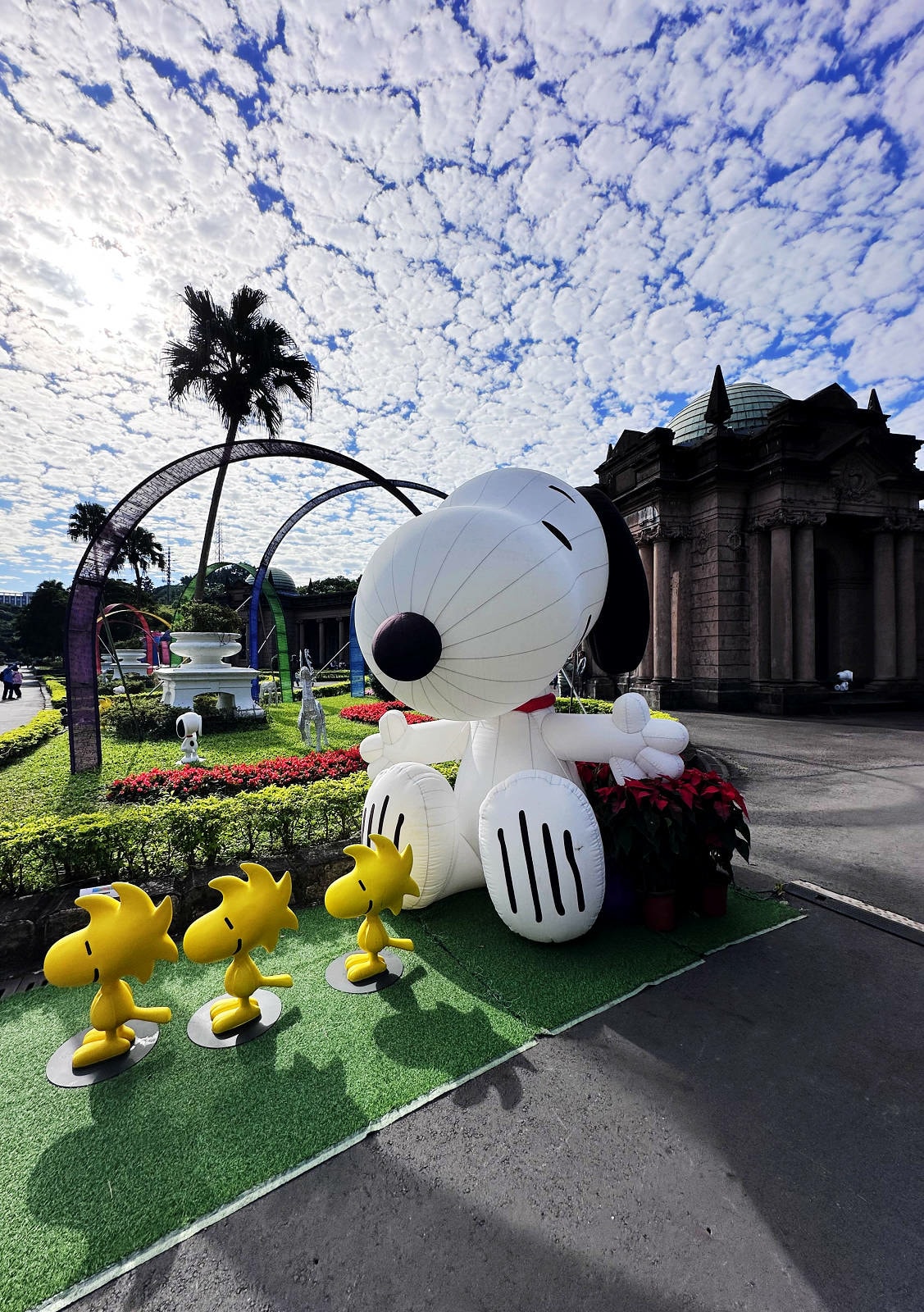 2025公館聖誕季登場!「史努比」和「糊塗塌客」驚喜現身自來 2025公館聖誕季登場!「史努比」和「糊塗塌客」驚喜現身自來