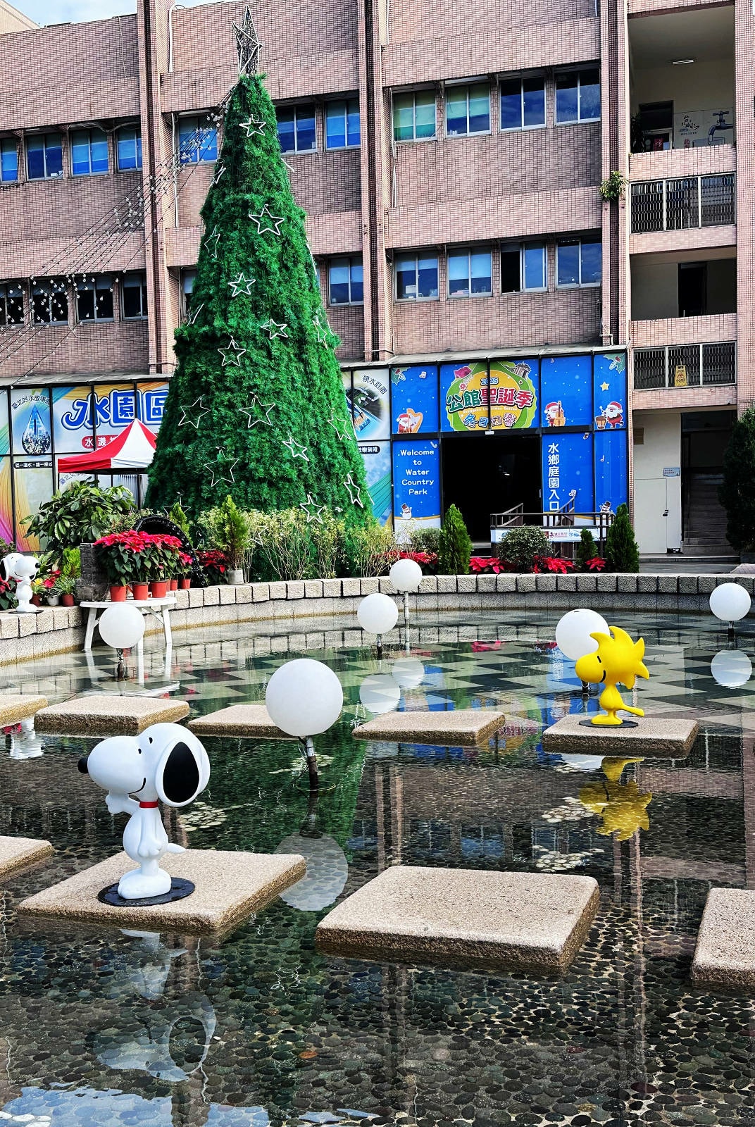 2025公館聖誕季登場!「史努比」和「糊塗塌客」驚喜現身自來 2025公館聖誕季登場!「史努比」和「糊塗塌客」驚喜現身自來