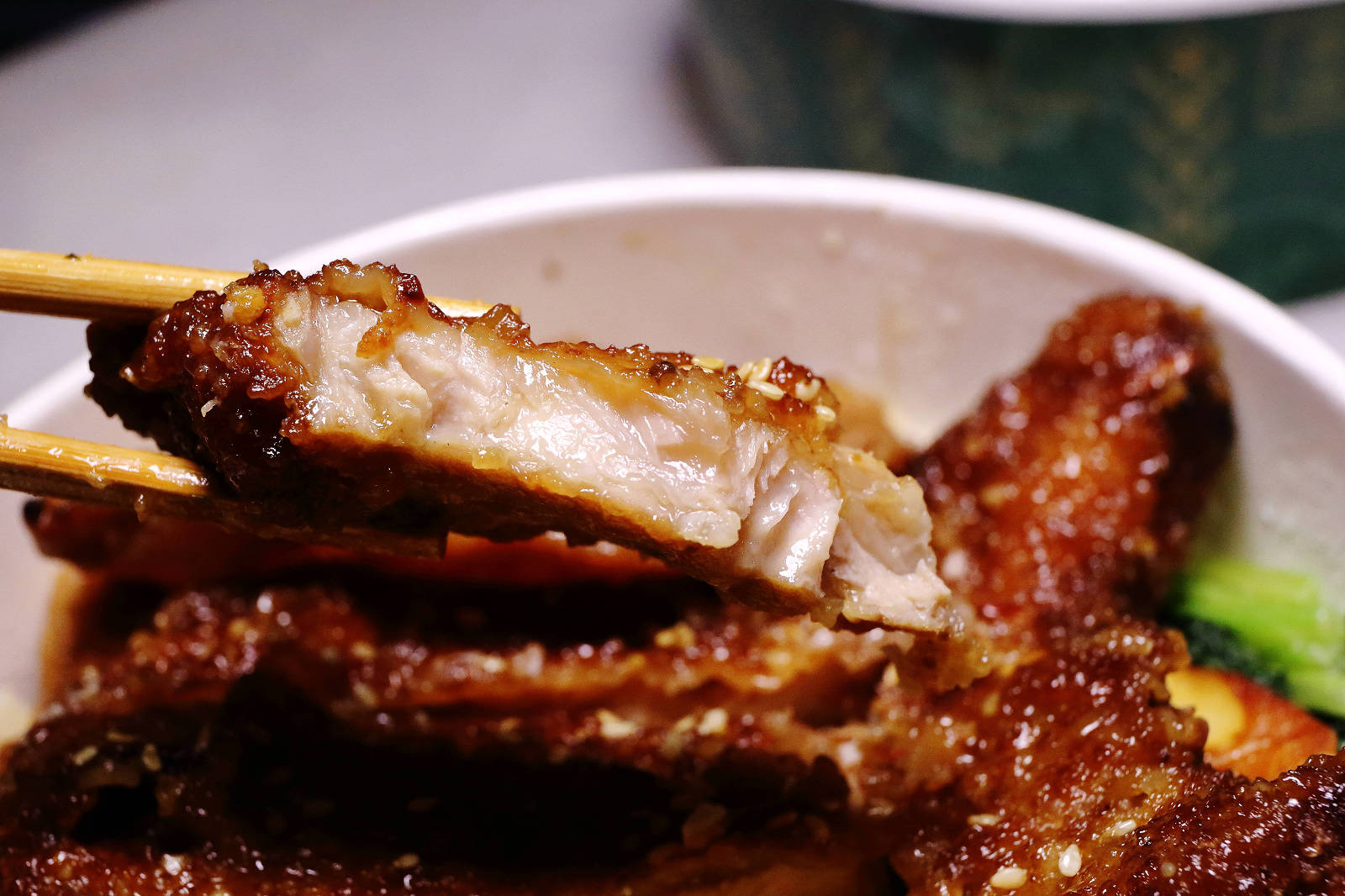 茶自點便當店南崁店，第一家結合「手搖飲」跟「便當」的快餐店！佛系便當滿到蓋不住，買便當還送手搖茶，外食族必收！