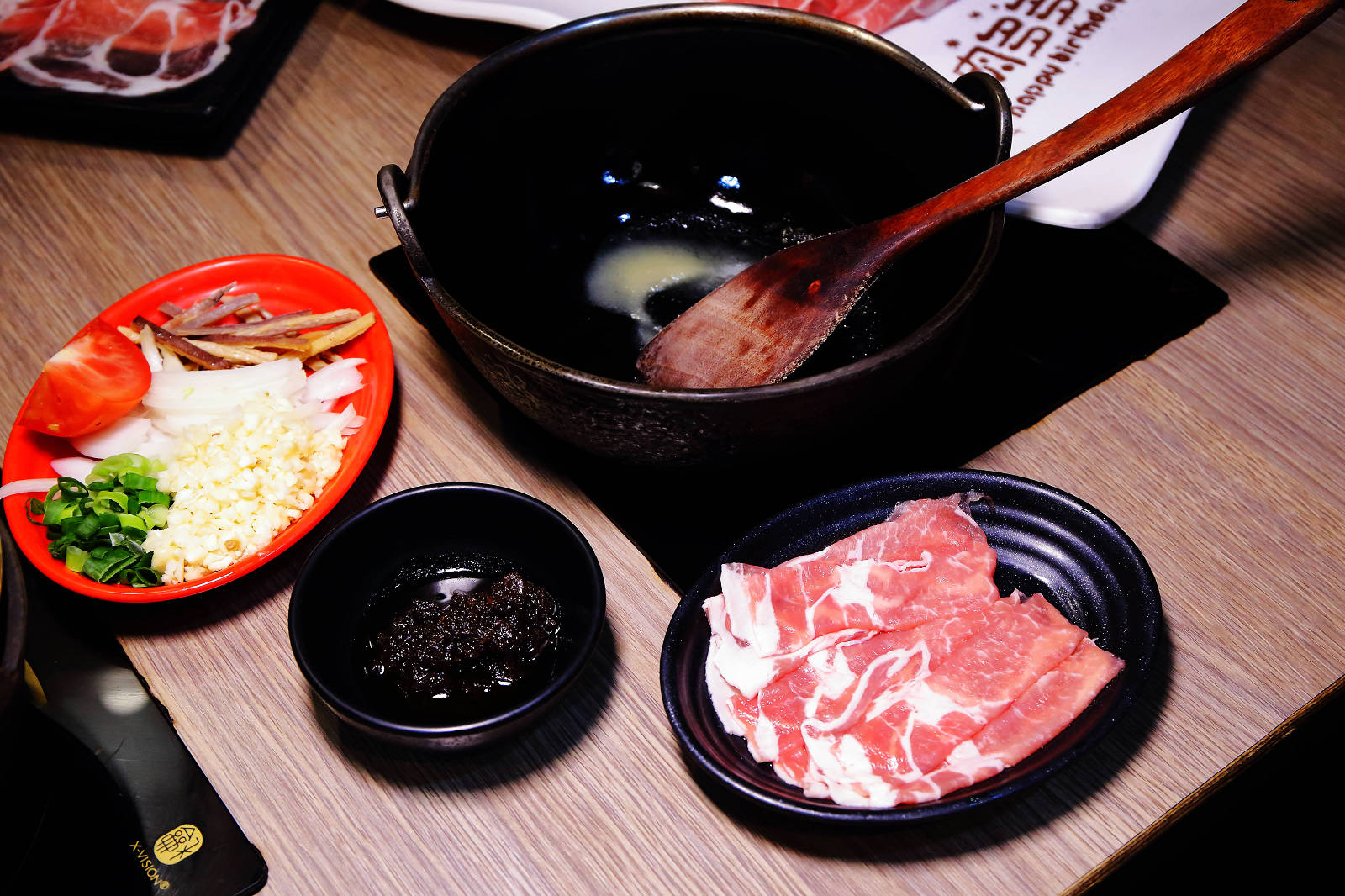 肉多多火鍋全台！全天候！平假日不限時！輕量級套餐299元起，蔬食自助吧吃到飽，CP值超高！(西門店、淡水店例假日除外，湯底、服務費另計)