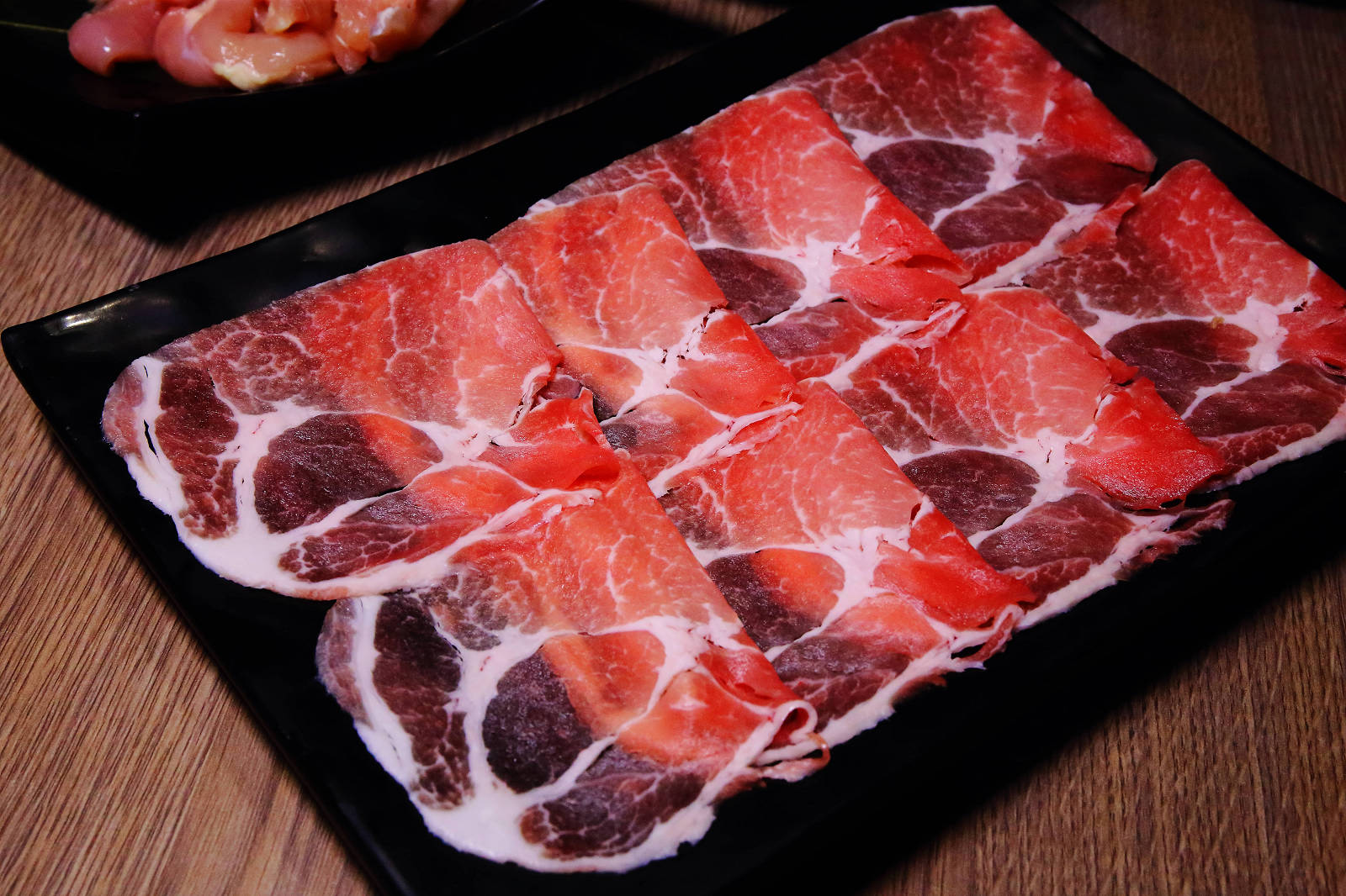 肉多多火鍋全台！全天候！平假日不限時！輕量級套餐299元起，蔬食自助吧吃到飽，CP值超高！(西門店、淡水店例假日除外，湯底、服務費另計)