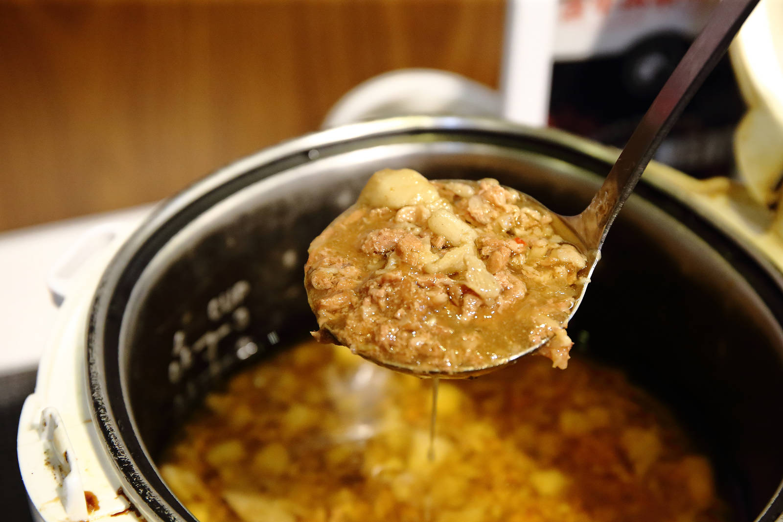 肉多多火鍋全台！全天候！平假日不限時！輕量級套餐299元起，蔬食自助吧吃到飽，CP值超高！(西門店、淡水店例假日除外，湯底、服務費另計)