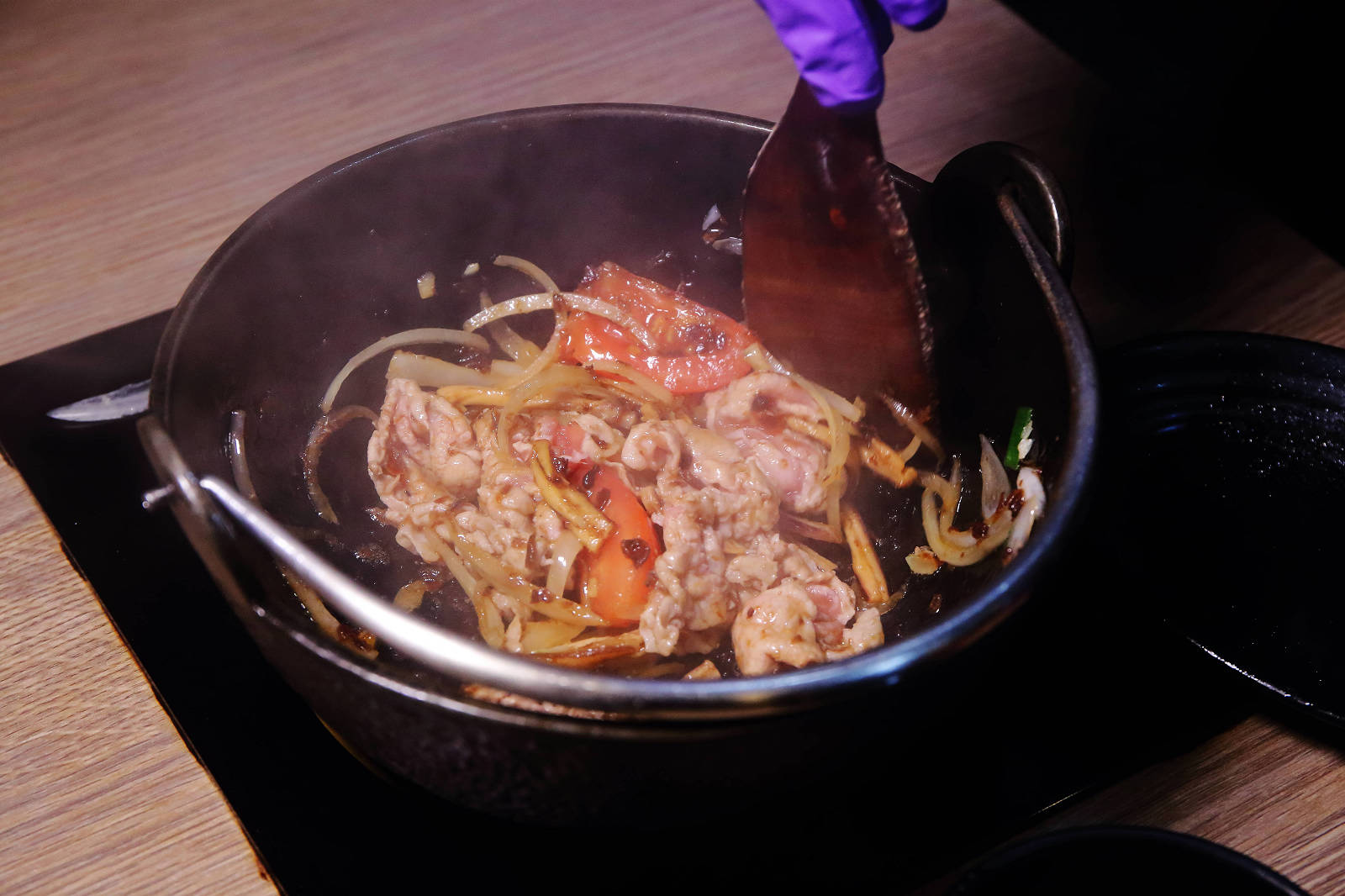 肉多多火鍋全台！全天候！平假日不限時！輕量級套餐299元起，蔬食自助吧吃到飽，CP值超高！(西門店、淡水店例假日除外，湯底、服務費另計)