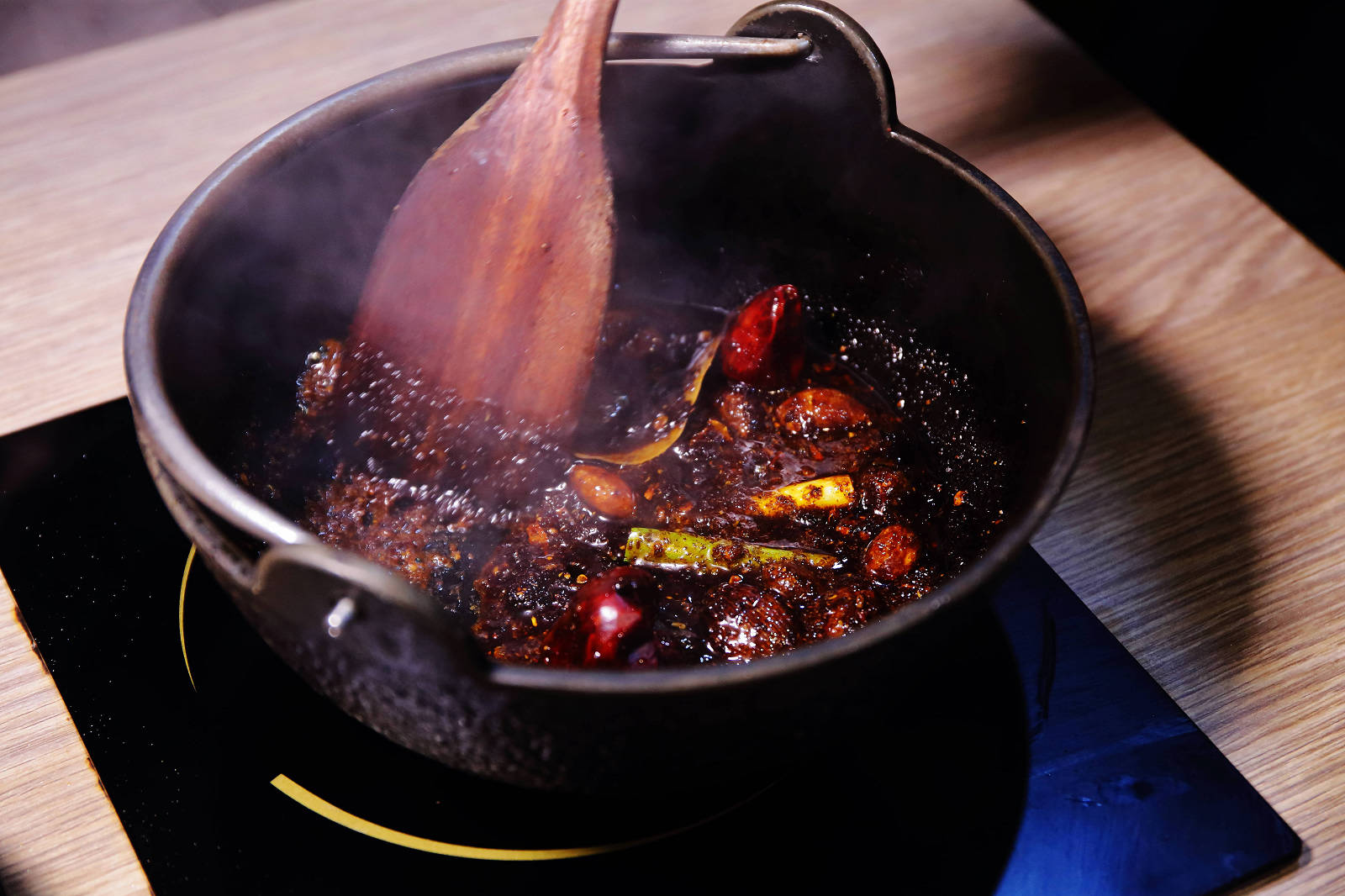 肉多多火鍋全台！全天候！平假日不限時！輕量級套餐299元起，蔬食自助吧吃到飽，CP值超高！(西門店、淡水店例假日除外，湯底、服務費另計)