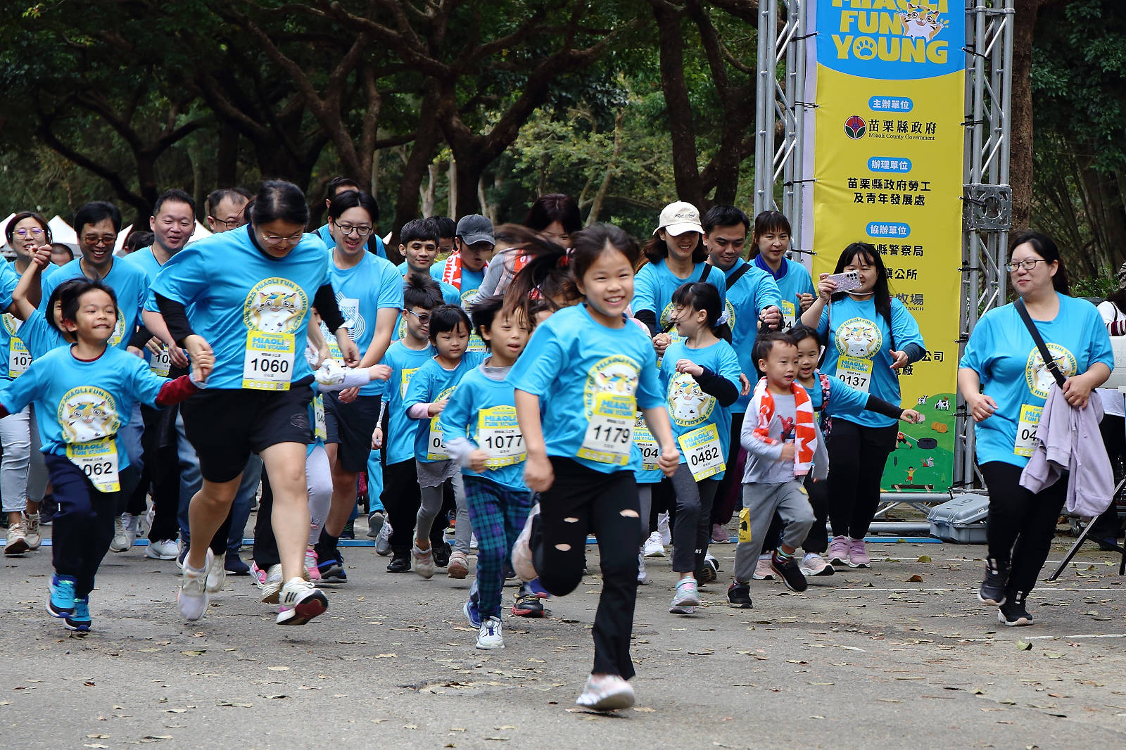 2025苗栗跑酷越野障礙賽，全台最FUN親子路跑，11道關卡障礙大賽、FUN電樂園、特色市集，最好玩路跑在這裡！