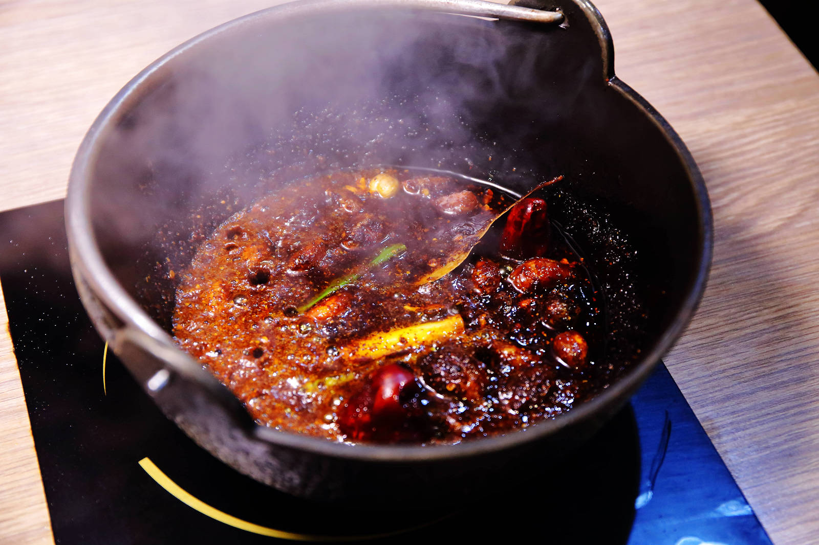 肉多多火鍋全台！全天候！平假日不限時！輕量級套餐299元起，蔬食自助吧吃到飽，CP值超高！(西門店、淡水店例假日除外，湯底、服務費另計)