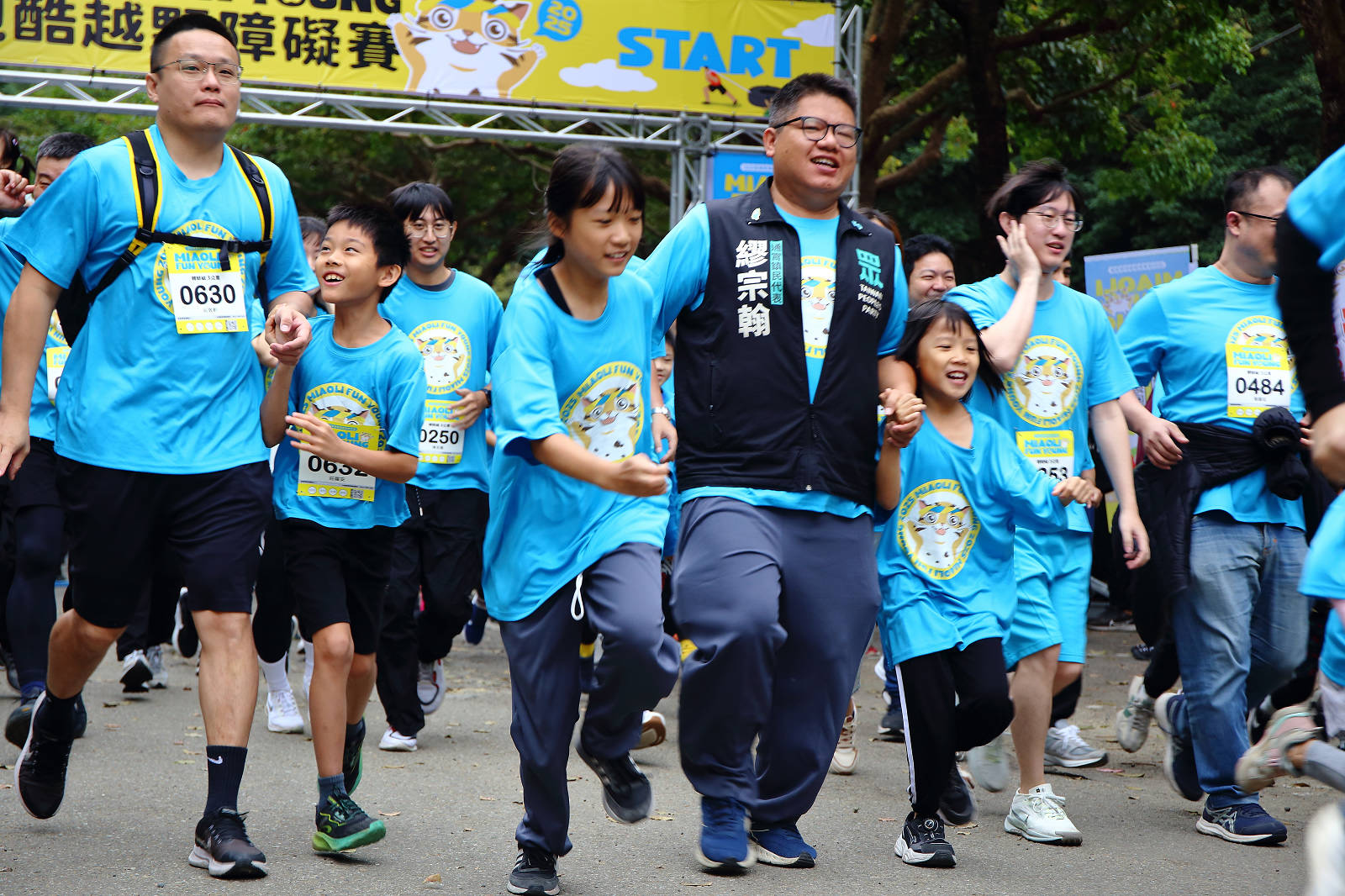 2025苗栗跑酷越野障礙賽，全台最FUN親子路跑，11道關卡障礙大賽、FUN電樂園、特色市集，最好玩路跑在這裡！