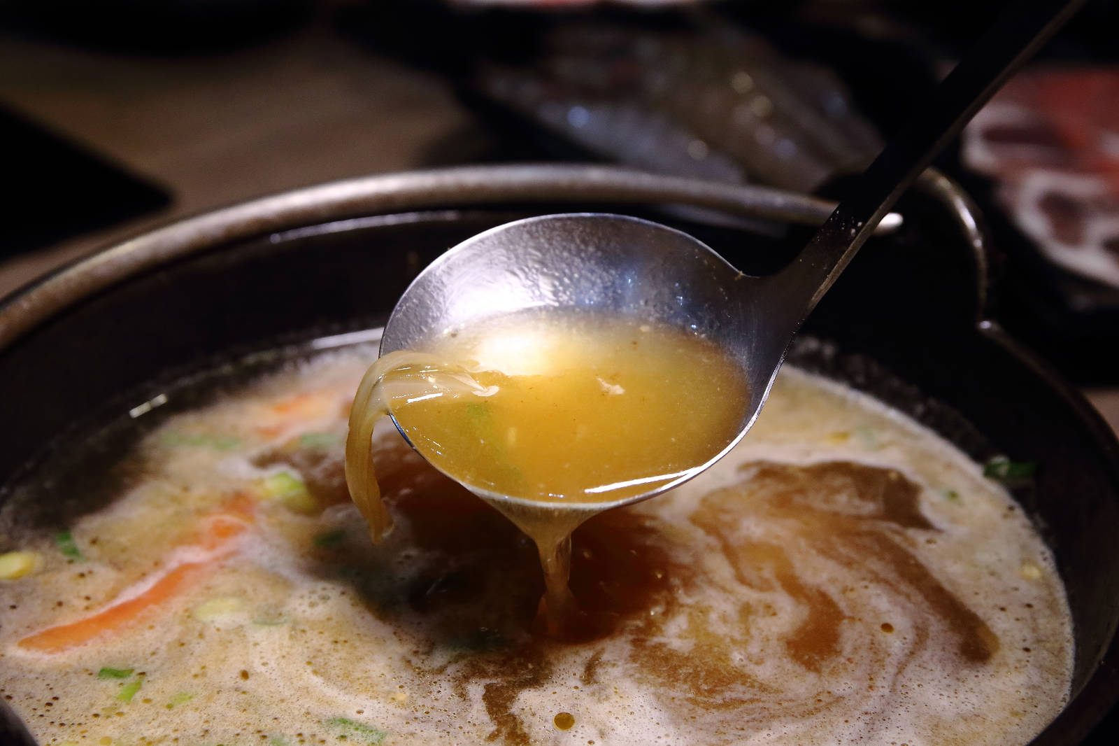 肉多多火鍋全台！全天候！平假日不限時！輕量級套餐299元起，蔬食自助吧吃到飽，CP值超高！(西門店、淡水店例假日除外，湯底、服務費另計)