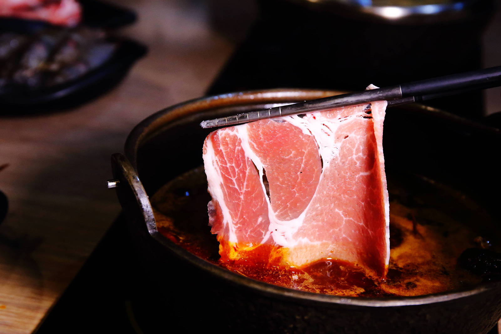 肉多多火鍋全台！全天候！平假日不限時！輕量級套餐299元起，蔬食自助吧吃到飽，CP值超高！(西門店、淡水店例假日除外，湯底、服務費另計)