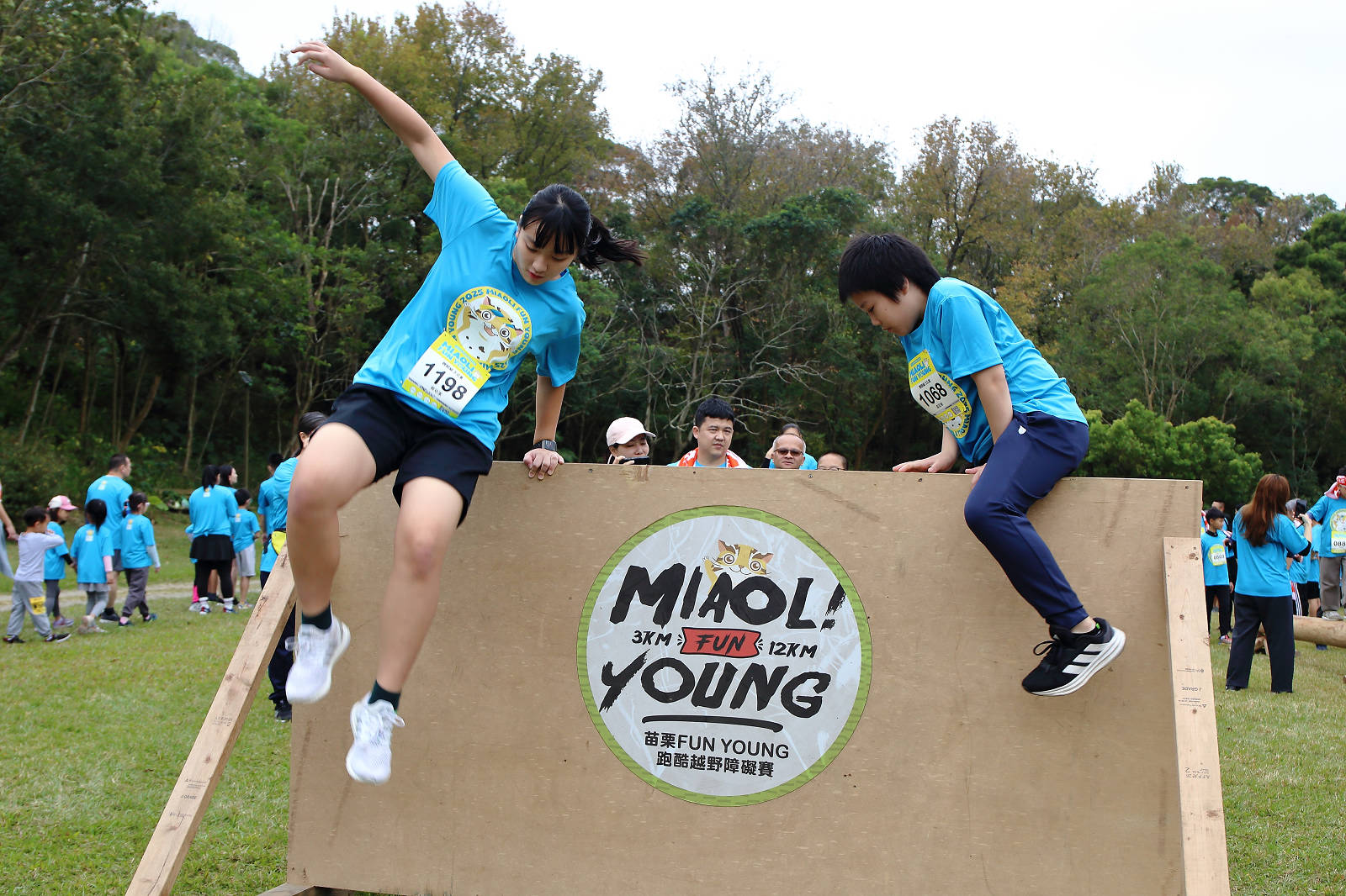 2025苗栗跑酷越野障礙賽，全台最FUN親子路跑，11道關卡障礙大賽、FUN電樂園、特色市集，最好玩路跑在這裡！